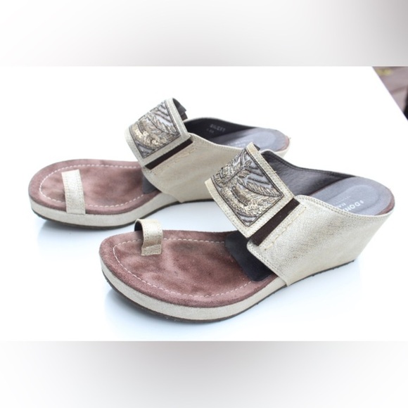 Donald J. Pliner Gilett wedges - Picture 5 of 14